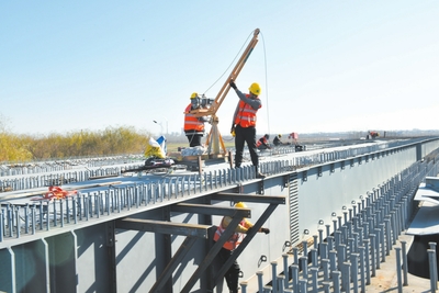 图为正在建设的青兰高速公路互通式立交桥