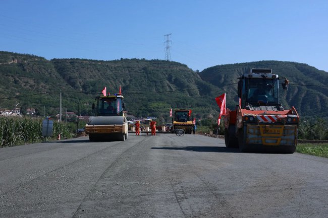 甘肃路桥阎静项目路面底基层试验段顺利铺筑